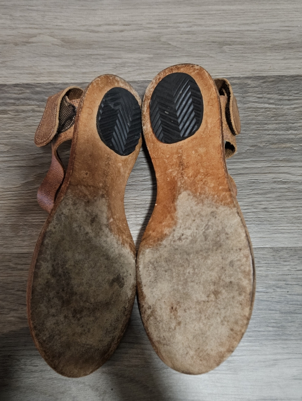 Cydwoq Brown Leather Toe-Loop Sandals - Picture 7 of 7